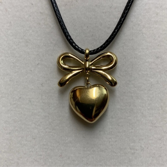 Elegant Gold Heart Pendant Necklace - Picture 3 of 4